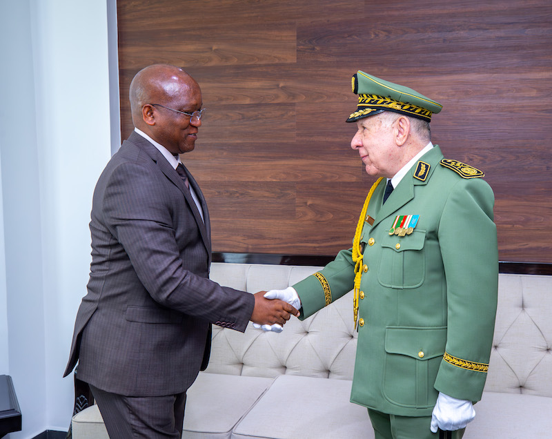 General Saïd Chanegriha also extended a courtesy call to the Minister of Defence, Juvenal Marizamunda. 