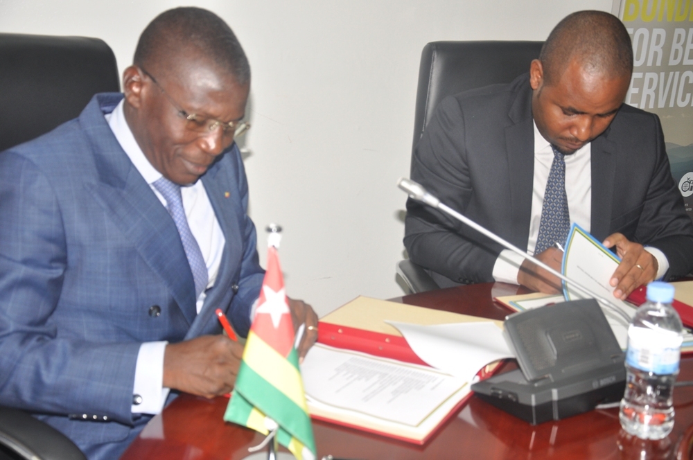 The Minister of Infrastructure and Transport in Togo, Ninsao Gnofam and Uwihanganye sign the agreement