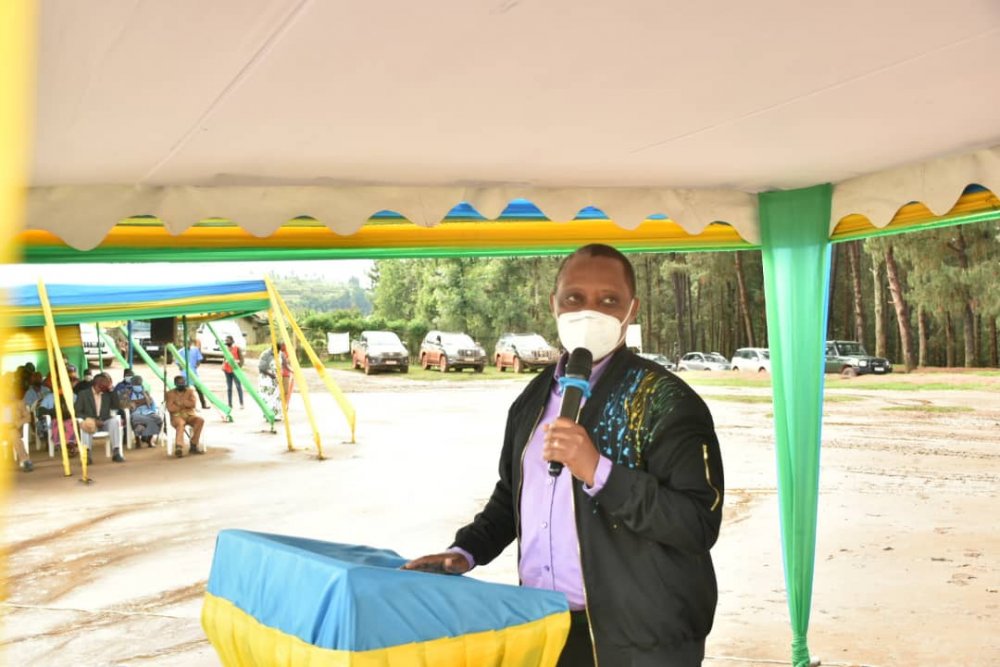 The Minister of Local Government (MINALOC), Prof Shyaka Anastase speaking to Southern Province dwellers.  