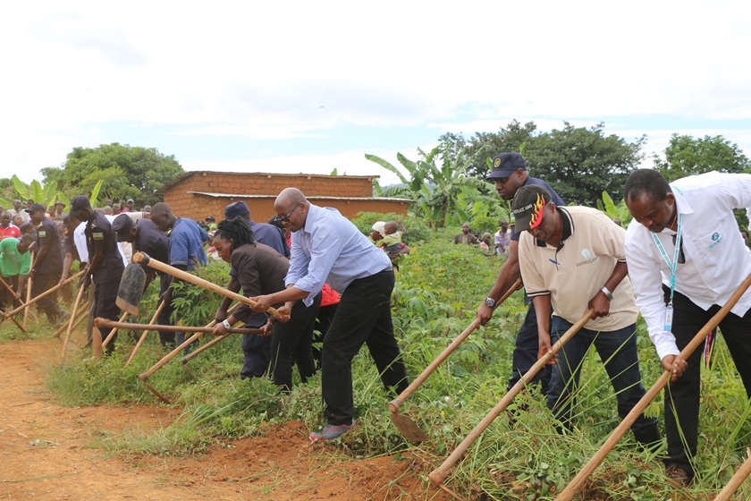 Minister James Musoni, IGP Emmanuel K. Gasana and other officials and residents, during Umuganda.