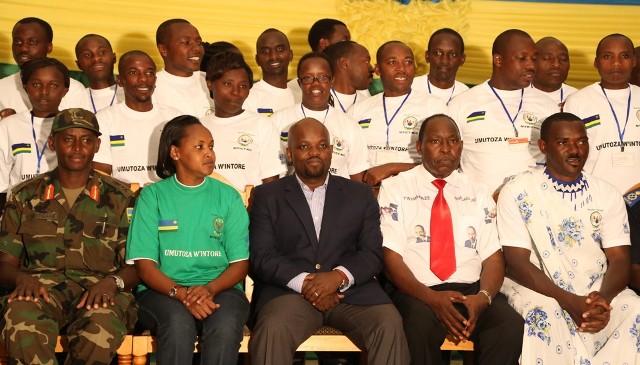 Minister Nsengimana (C) in a group photo with other officials and youth leaders