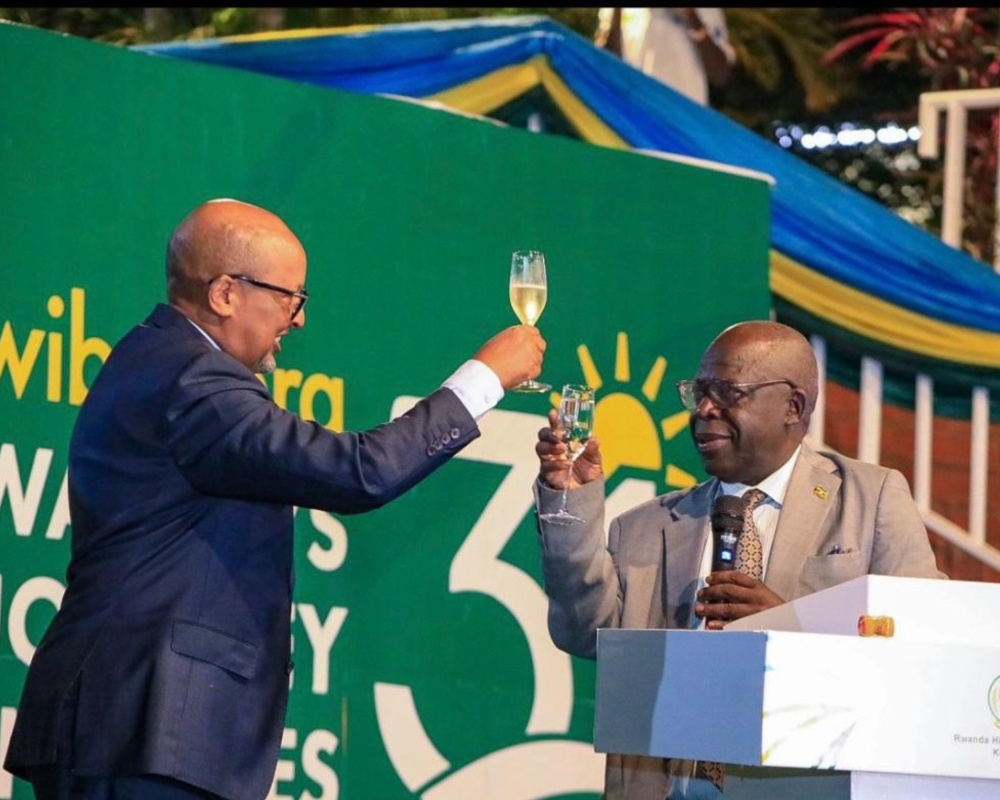 The evening concluded with a toast to Presidents Yoweri Museveni and Kagame, as well as a cake-cutting ceremony symbolising continued unity and friendship between Rwanda and Uganda.