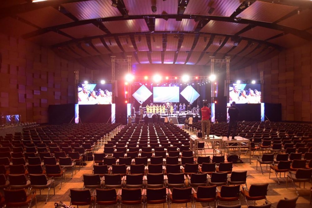  Adrien Misigaro and his supporters performed a concert on Youtube but their fans  were not present