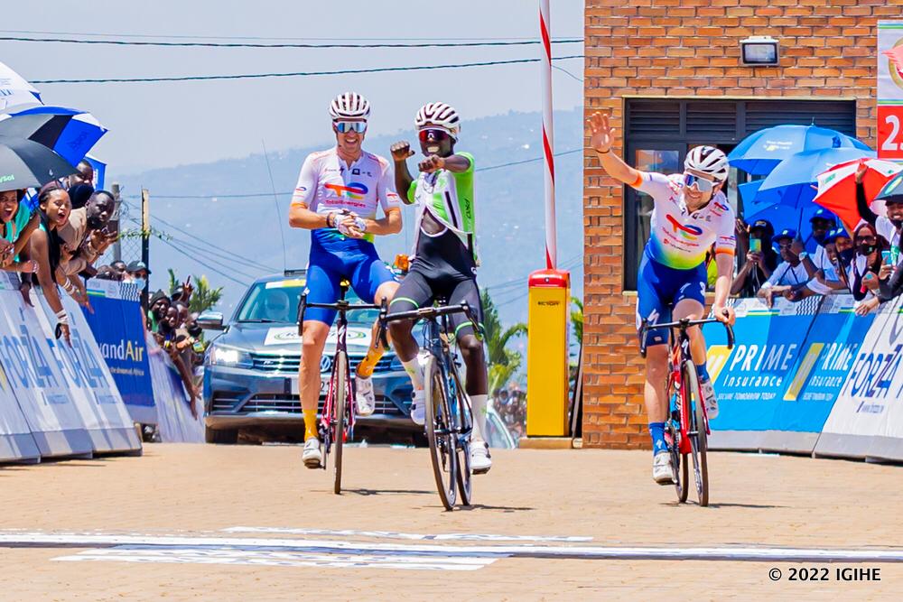 Rwandan Mugisha Moïse (in front) won the eighth stage of Tour du Rwanda 2022. 
