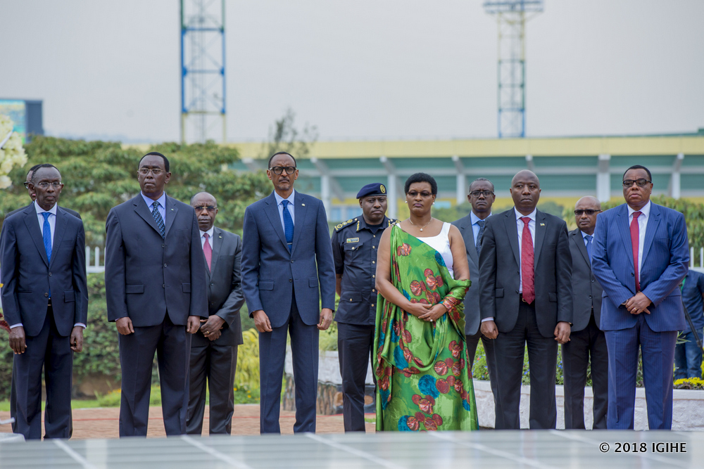 Distinguished senior government officials gathered to commemorate national heroes.
