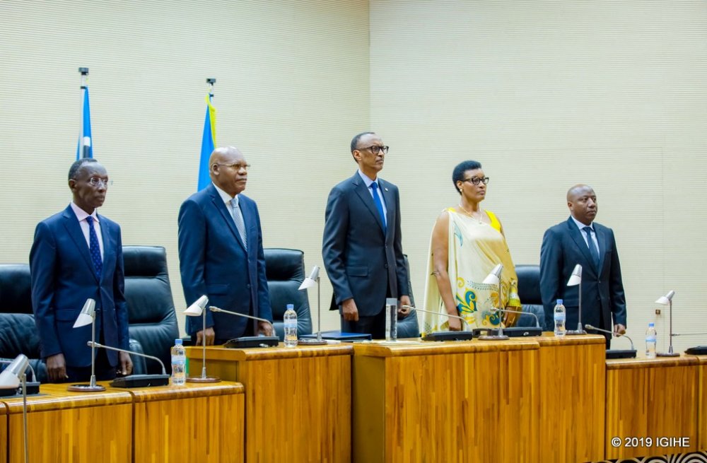 The president Kagame officiated the swearing in of new cabinet members and senior military officials at the parliament.