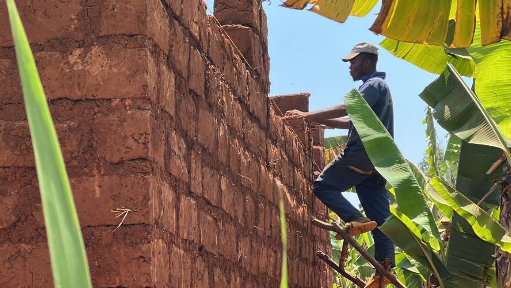 Most of the houses in the village are made of mud bricks, which are made by mixing earth with water and drying it. (Photo by Su Ting)