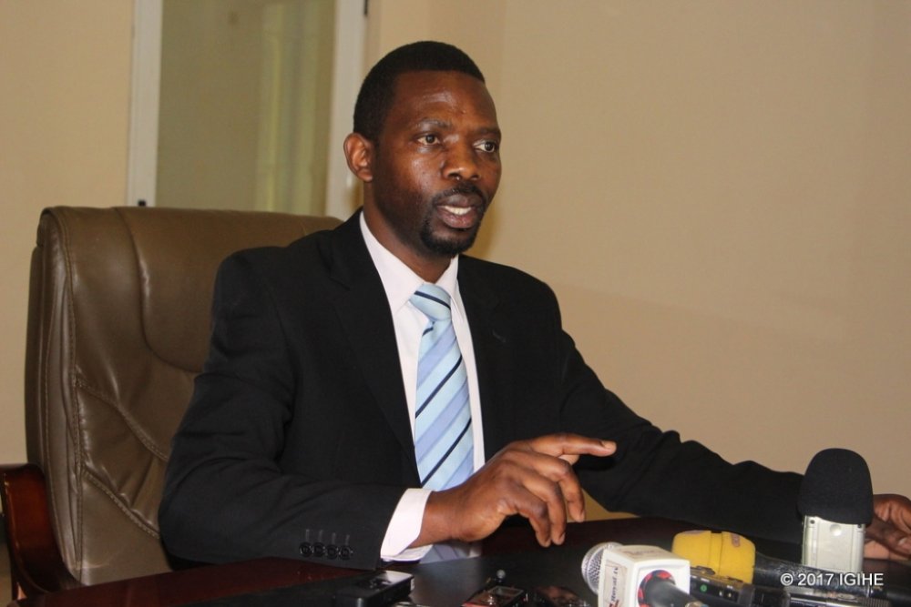 Yesterday, Mpayimana presented his candidature to National Electoral Commission