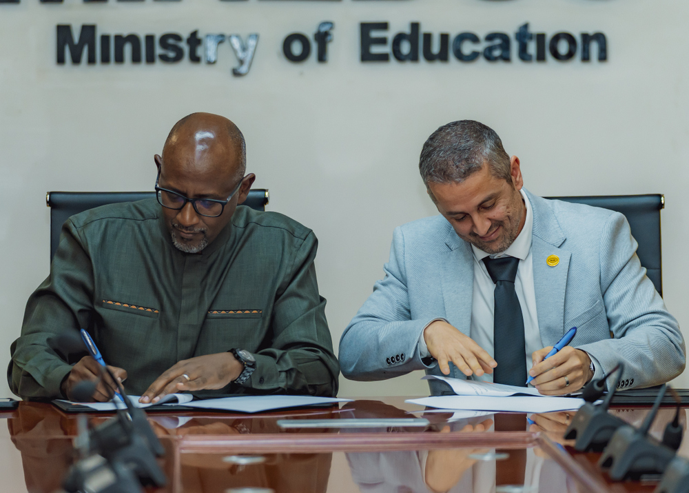 Both parties signed the partnership agreement on Thursday.