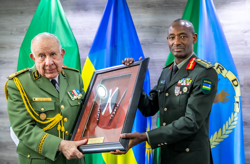 General MK Mubarakh, the Chief of Defence Staff of the RDF  presenting a gift to General Saïd Chanegriha. 