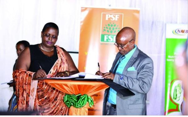 Christine Murebwayire, representing the association of farmers in Rwanda’s Private Sector Federation and Bivegete  and the president of the association of farmers in DRC, Pierre Damien Bivegete signinmg agreements 