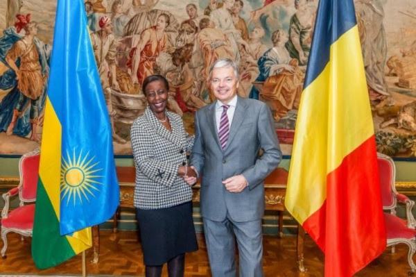 Rwanda foreign mister skake hands with Belgium foreign minister 
