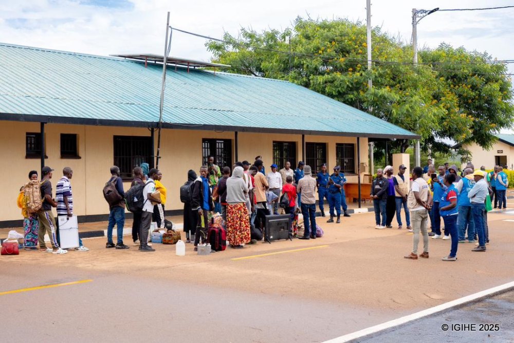 A total of 115 Burundian refugees, primarily those who had been residing in Mahama Refugee Camp in Kirehe District since 2015, have returned to their homeland, crossing through Nemba border in Bugesera District.