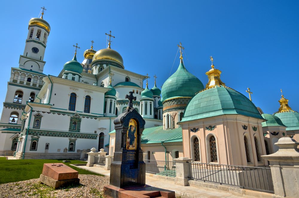 The New Jerusalem Monastery is located in the town of Istra, Moscow Region. 