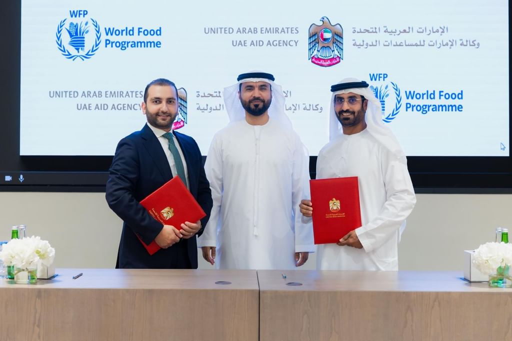 The agreement was signed in the presence of Dr. Tareq Ahmed Al Ameri, Chairman of UAE Aid Agency, by Rashid Salem Al Shamsi, Executive Director of Logistics Support at the Agency, and Bashar Al Hammami, Head of the WFP Partnership Office in the UAE, representing the United Nations World Food Programme.