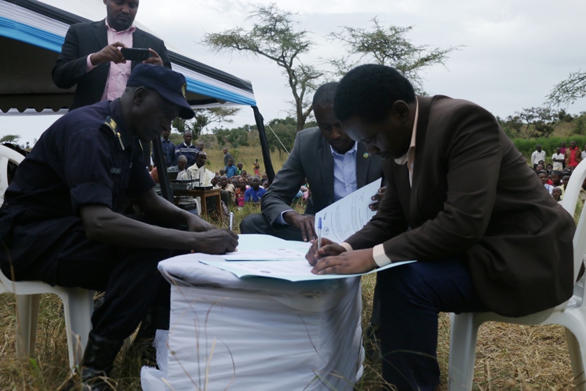 DPC and mayor of Nyagatare signing an MoU to handover solar systems.