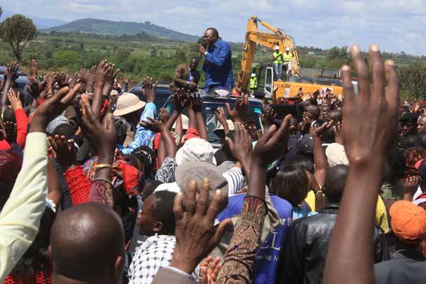 President Uhuru Kenyatta addressing residents at Chaka trading centre in Nyeri on November 28, 2016.
