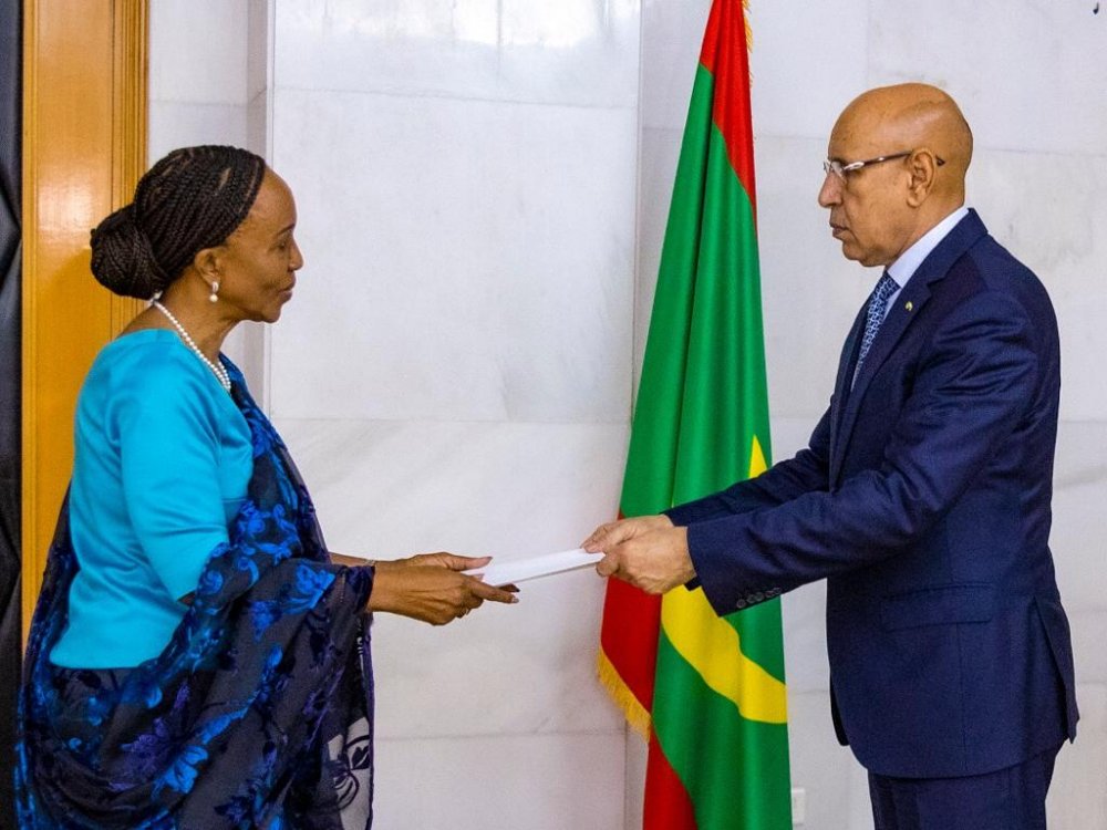 Amb. Nyiramatama presenting credentials to the President of Mauritania. 
