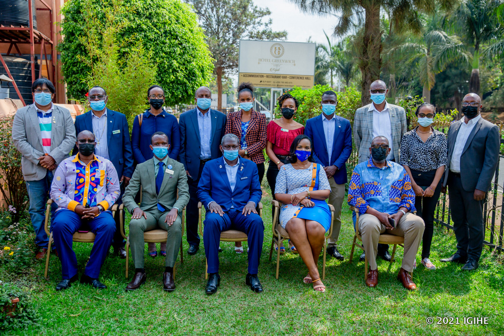 Participants of the meeting in a group photo.  
