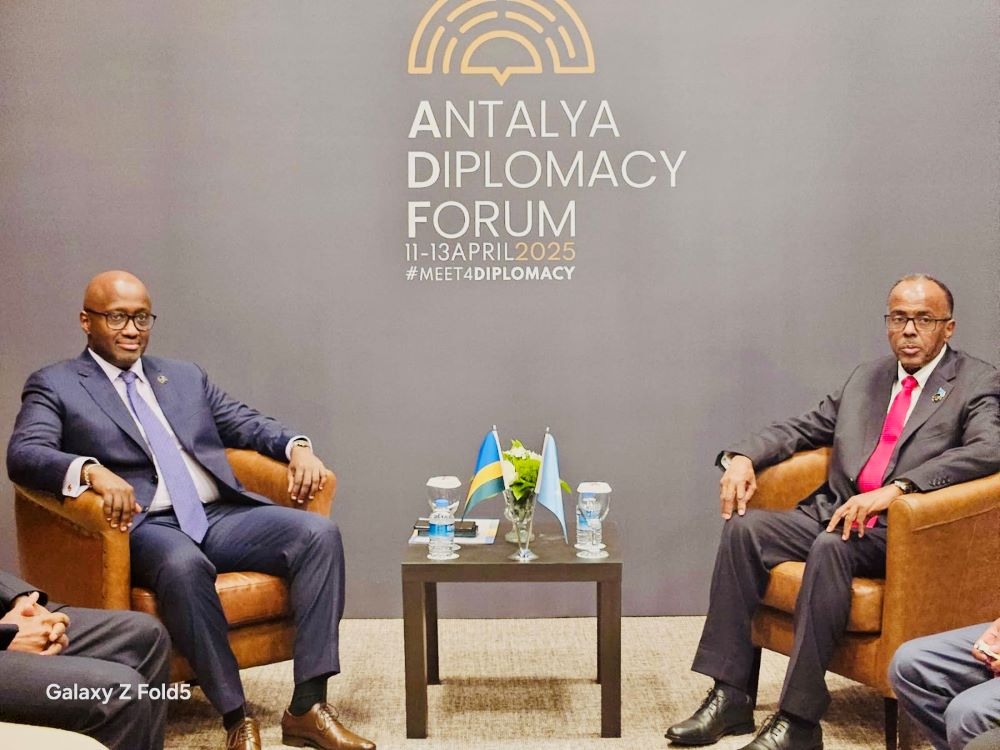 Rwanda’s Minister of Foreign Affairs and International Cooperation, Amb. Olivier Nduhungirehe, has met with Somali State Minister for Foreign Affairs, Ali Mohamed Omar for dicussions on ways to strengthen bilateral relations.