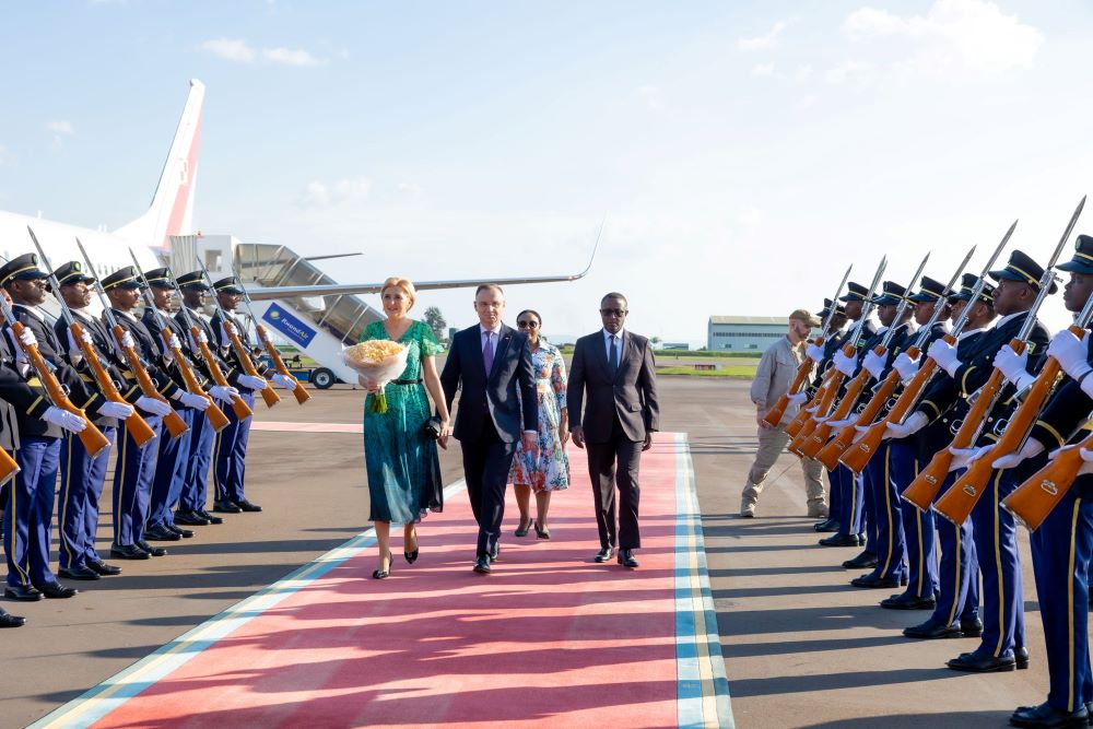Upon their arrival at Kigali International Airport, President Duda was welcomed by the Minister of Foreign Affairs, Dr. Vincent Biruta.