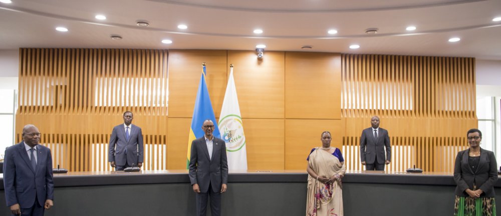 President Paul Kagame and the newly sworn-in ombudsman in a group  photo with other top officials.  
