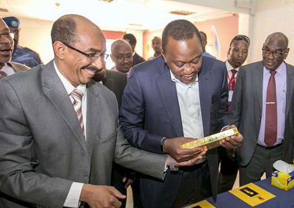 Sudan President Omar al-Bashir (left) shows Kenya's President Uhuru Kenyatta a bar of refined gold at Sudan Gold Refinery Company in Khartoum on October 30, 2016. The two have signed an MoU on mining.