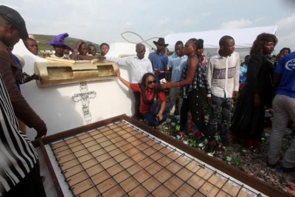 Mourning fans attend the burial rites of legendary Congolese singer Papa Wemba, born Jules Shungu Wembadio Pene Kikumba, at the Necropole Entre Terre et Ciel cemetery on the outskirts of the Democratic Republic of Congo's capital Kinshasa, May 4, 2016.