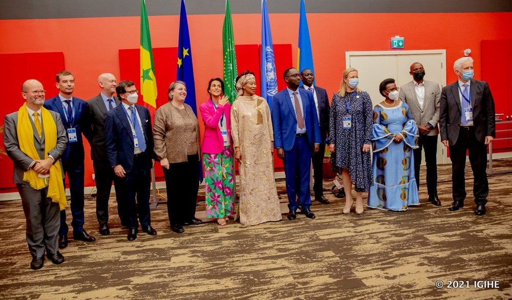 Participants of the meeting in a group photo.