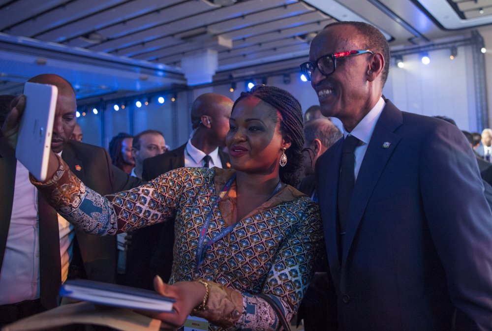 Participants at the Forum taking selfie pictures with President Kagame