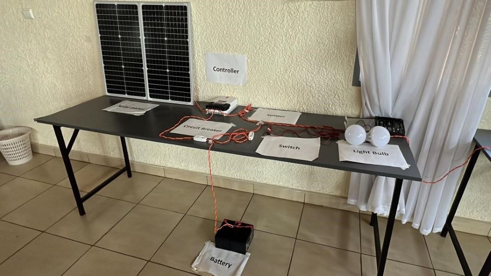 A complete solar power system consists of four parts: a solar panel, a battery, the appliances, and a controller. (Photo by Su Ting)