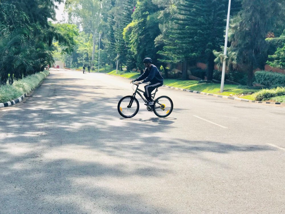 President Kagame rode a bicycle through Kimihurura and Kiyovu roads, after which he was received by other sportsmen at RRA.