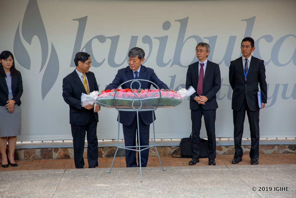 President Kitaoka laid wreaths to mass graves at the memorial.