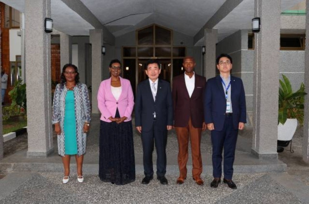 Korean National Assembly speaker H.E. Jin-pyo Kim met H.E. Donatille Mukabalisa, the Speaker of Chamber of Deputies in October 2022.