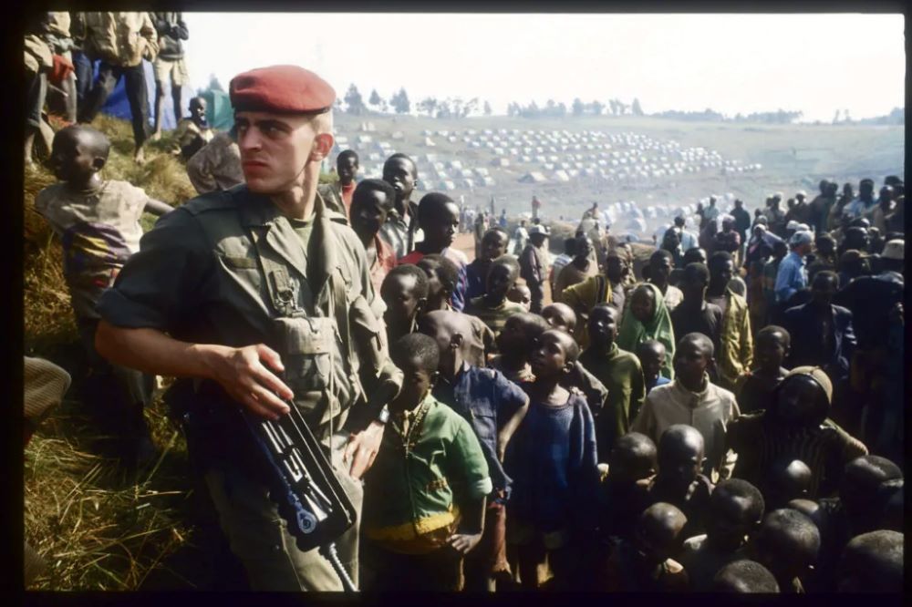 A French soldier from Operation "Turquoise" in a Tutsi refugee camp, in Gisenyi, Rwanda, on June 24, 1994.