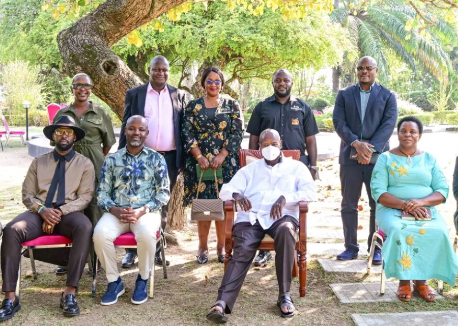 President Museveni poses for a photo with Musician Eddy Kenzo (in hat) and his delegation at Rwakitura. Also in the photo is Deputy Speaker Thomas Taybwa and Hon Peace Mutuzo.