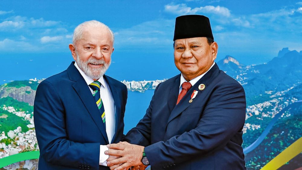 Brazil's President Luiz Inacio Lula da Silva (L) with Indonesia's President Prabowo Subianto in Rio de Janeiro, Brazil, on November 18, 2024.
