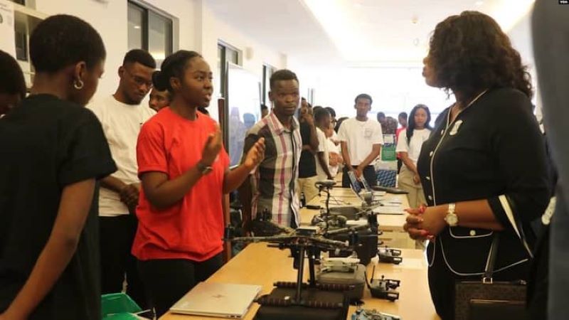 Students at Malawi University of Science and Technology discuss artificial intelligence products.