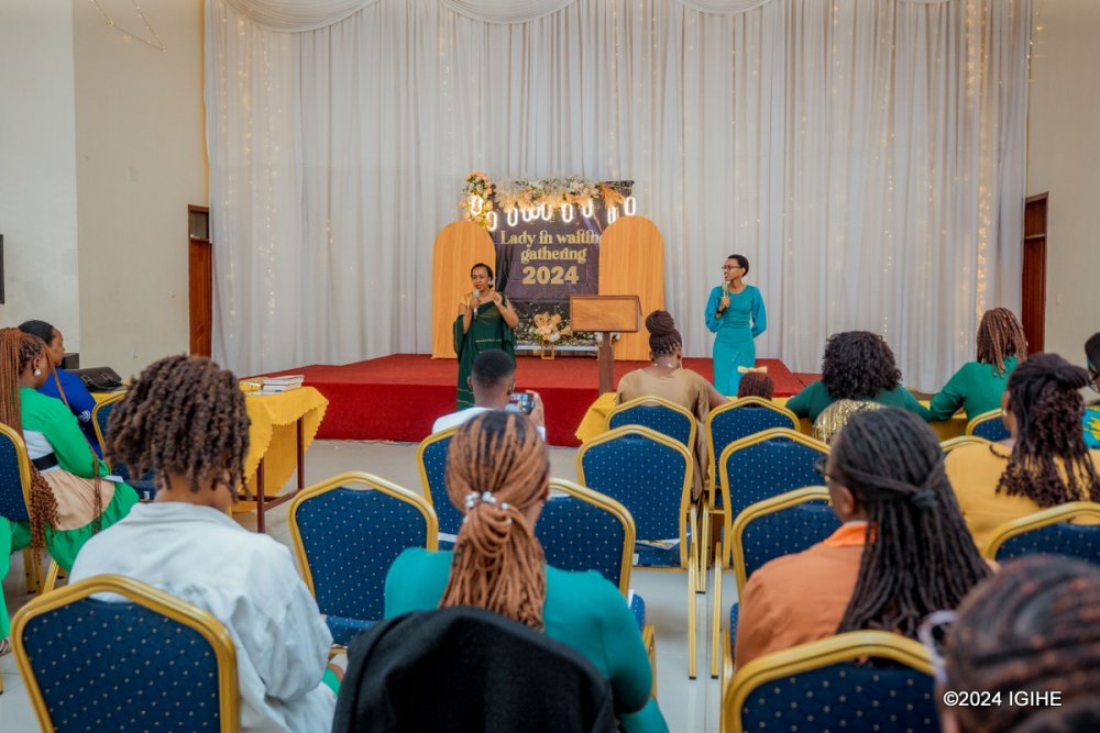 In the "Lady In Waiting" gathering, various parents shared testimonies about how one should not be overwhelmed by sorrow, even when facing serious challenges.