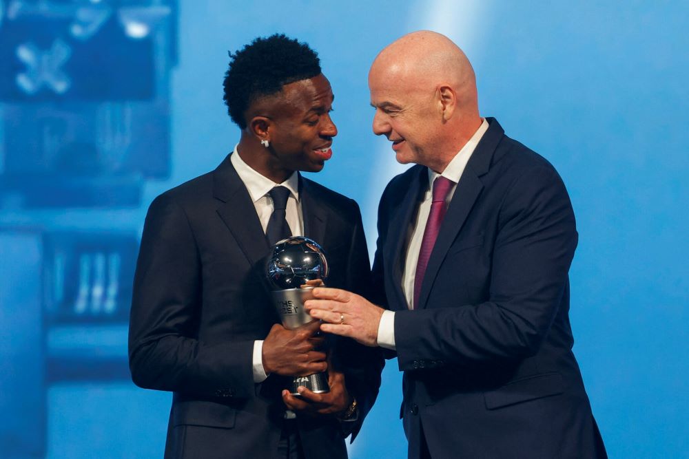 Vinicius receiving the award from FIFA President Gianni Infantino at a gala dinner to celebrate the 20-year anniversary of the Aspire Academy.