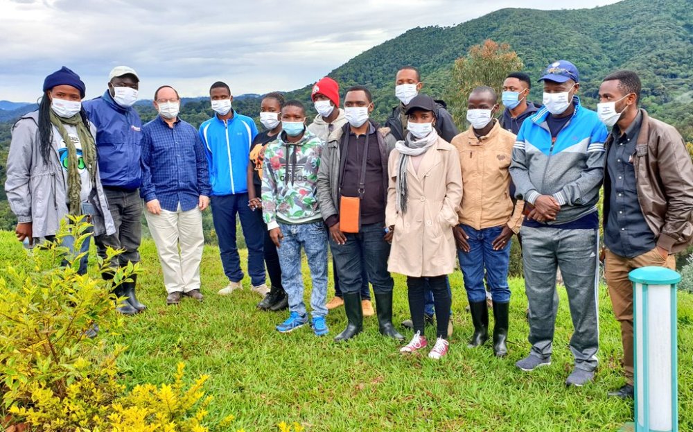 In a bid to promote research and help graduates to better understand biodiversity, over 20 people composed of UR graduates and their lecturers were facilitated to visit the Nyungwe National Park on Wednesday, April 21.