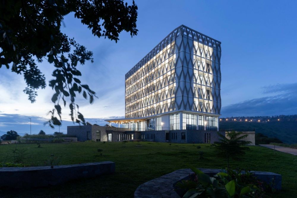 A six-story, 6,300-square-meter facility now houses state-of-the-art laboratories, specialized equipment, and academic spaces dedicated to research and learning.