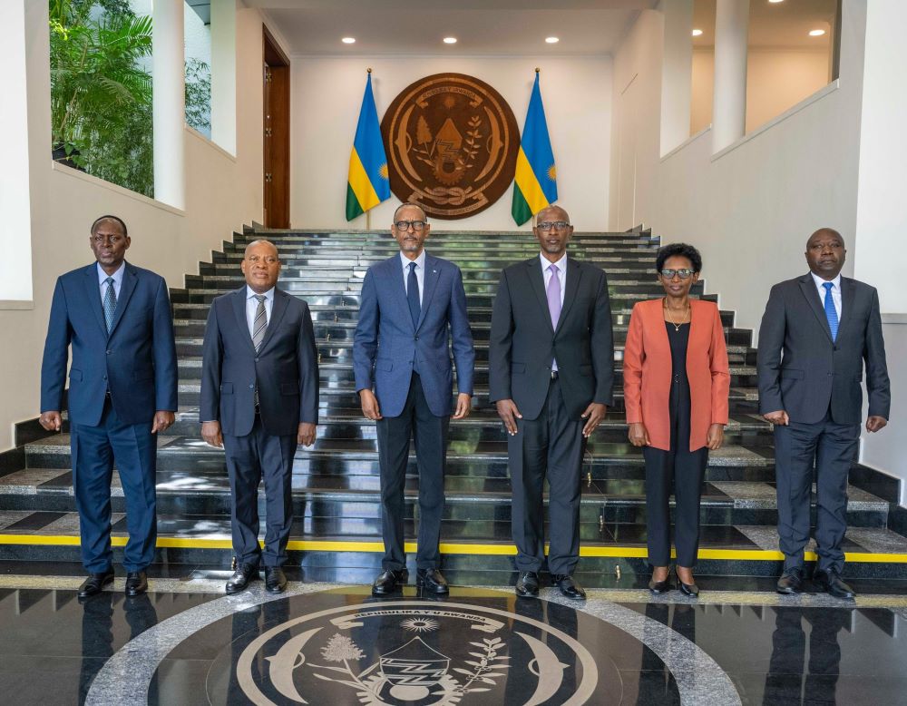 President Kagame poses for a group photo with other leaders shortly after the swearing in ceremony of Education Minister Joseph Nsengimana