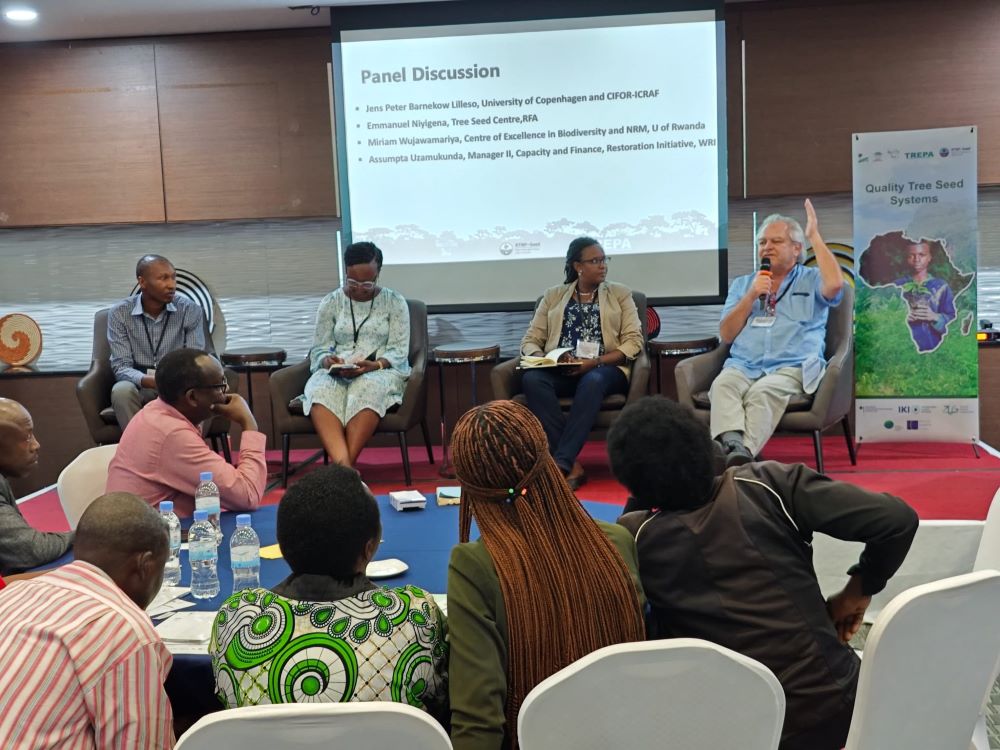 Jens-Peter Barnekow Lillesø, a senior researcher at the University of Copenhagen and a CIFOR-ICRAF fellow (with microphone), stressed the need to evaluate the genetic quality of tree seeds.