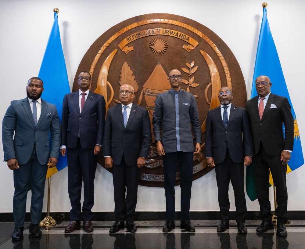 H. E. Eduardo Filomeno Bárber Leiro Octávio and his team held a farewell meeting with President Kagame as he completed his tour of duty.