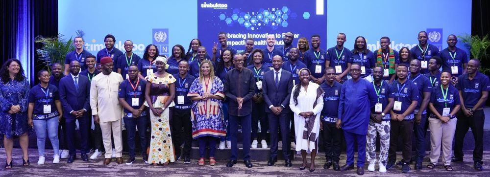President Paul Kagame with the first cohort of the timbuktoo HealthTech Hub, joined by other distinguished guests.