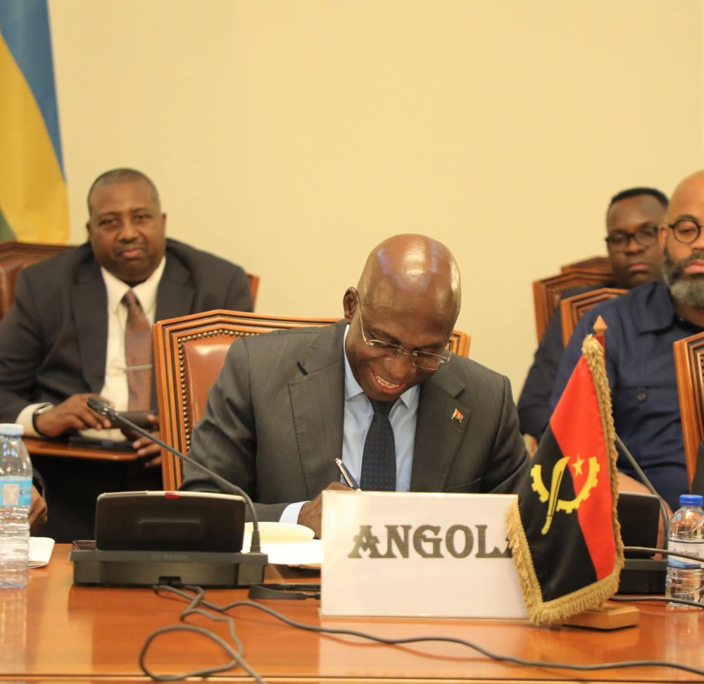 Angola's Minister of Foreign Affairs, Tete António,who acted as the mediator.