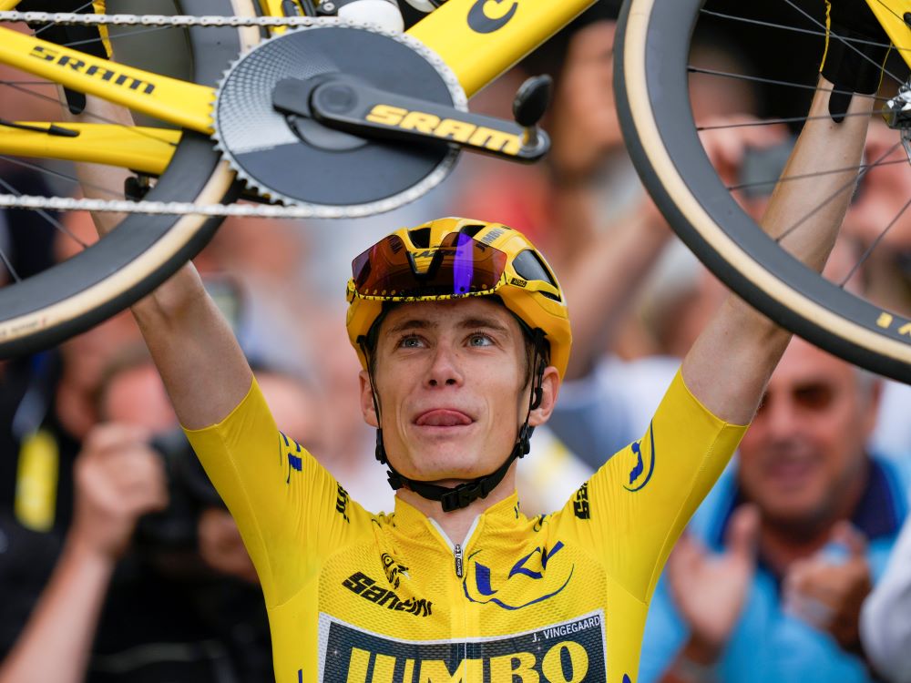 Jonas Vingegaard’s absence from the Cycling World Championships has sparked debate in Danish cycling circles.
