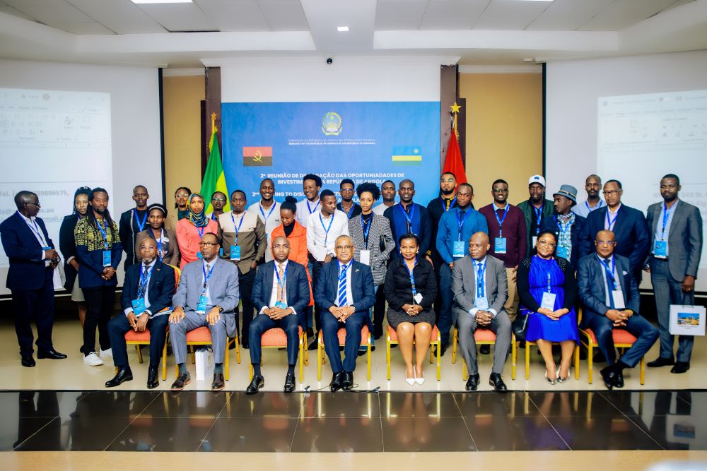Officials from the business community of both countries pose for a group photo.
