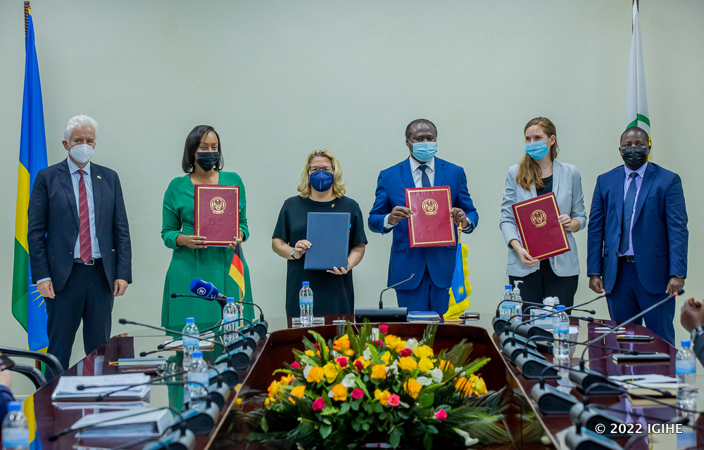 Delegates from both countries in a group photo after signing partnership agreement.  